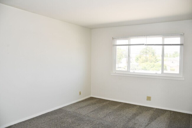 Building Photo - 522 E Collins Ave