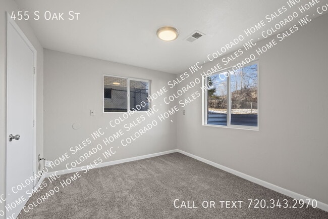 Building Photo - 455 S Oak St