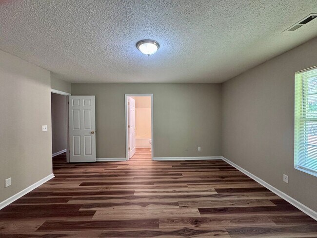 Building Photo - 352 Leafmore Rd SW