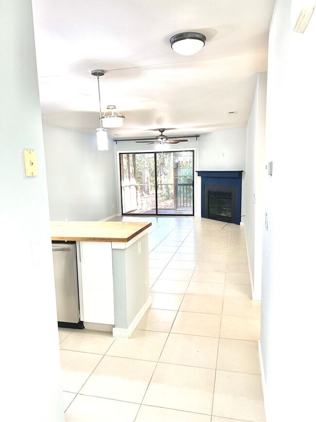 Building Photo - Introducing a charming condo in the heart of Wilmington, NC.