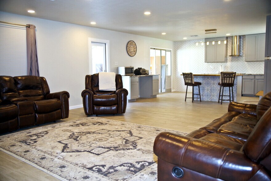 Building Photo - 6059 N 22nd Ave