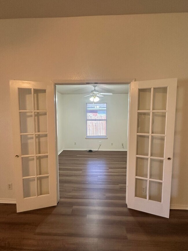 Building Photo - 3 bedrooms PLUS Bonus Room