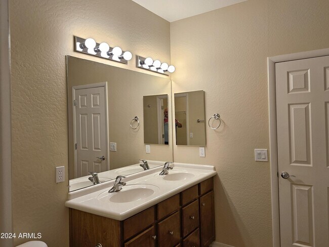 Building Photo - 6111 E Knolls Way N