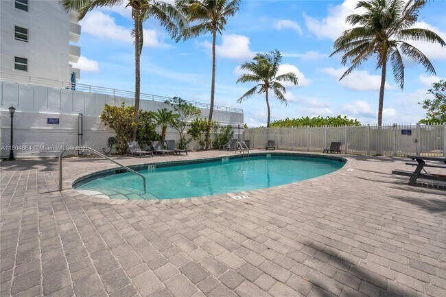 Building Photo - 335 Ocean Dr