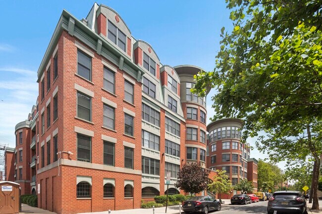 Building Photo - 402 9th St