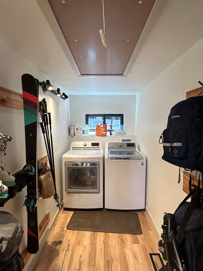 Building Photo - Beautifully Remodeled Chalet in Great Loca...
