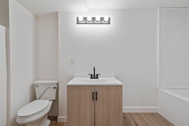 Building Photo - Unique, spacious 4-bdrm/3-bath Craftsman w/ lots of character. Bonus room, near Alberta District!