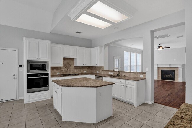 Building Photo - West Allen Beauty.  Ready to GO