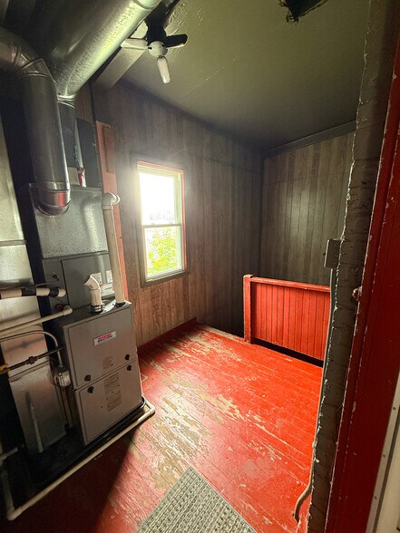 Rear Landing - 5043 W Argyle St