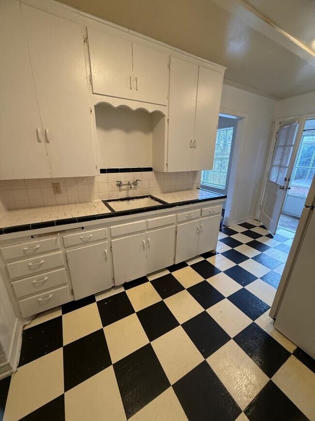 Building Photo - 2 Bed 1 Bath Duplex For Lease NOW!