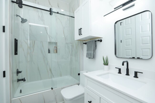 Building Photo - For Lease | 3 Bed, 3.5 Bath | 2,610 Sq Ft | Westheimer Estates |