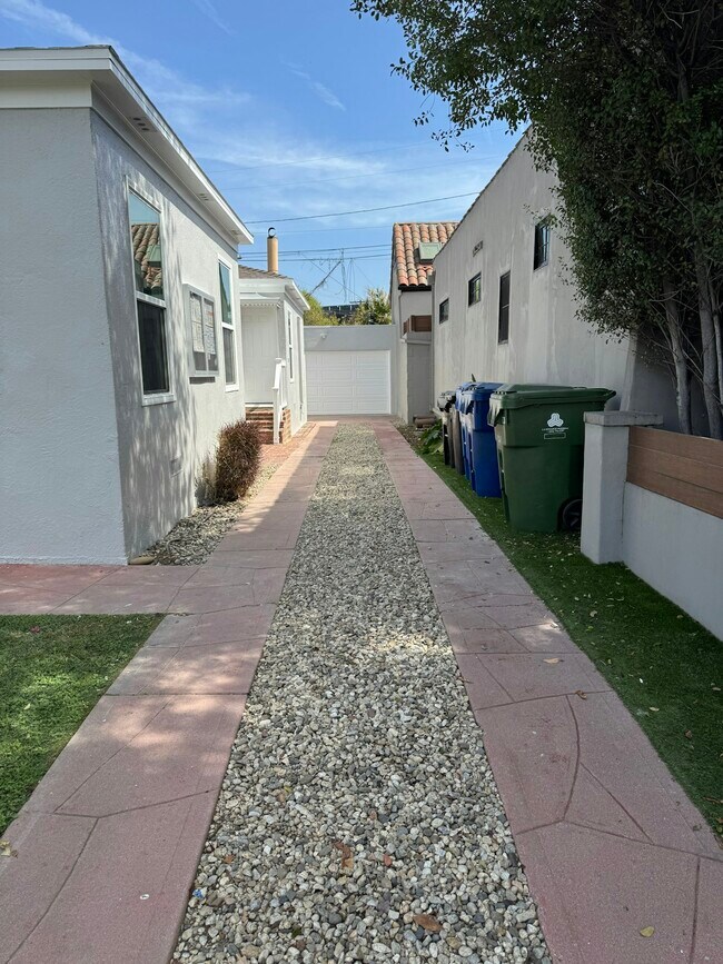 Building Photo - 1156 Van Buren Ave