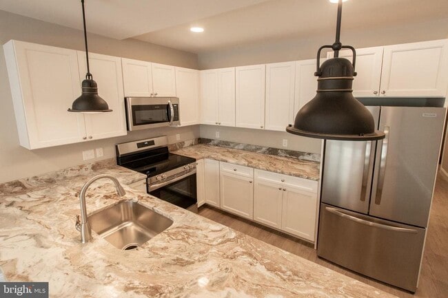 Building Photo - 5 Park Ln