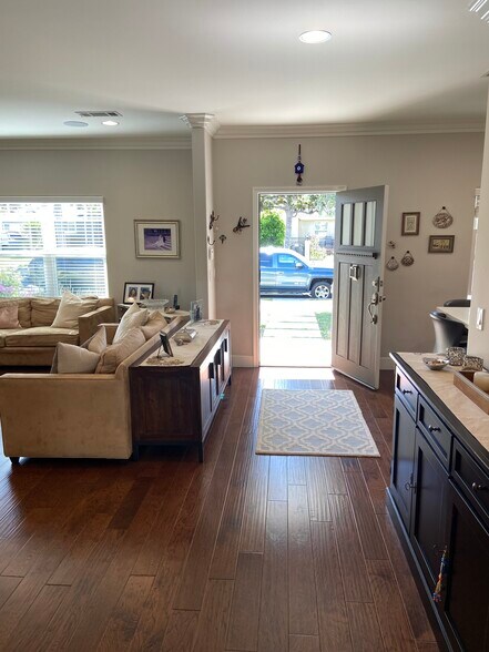 Building Photo - 4470 Stansbury Ave