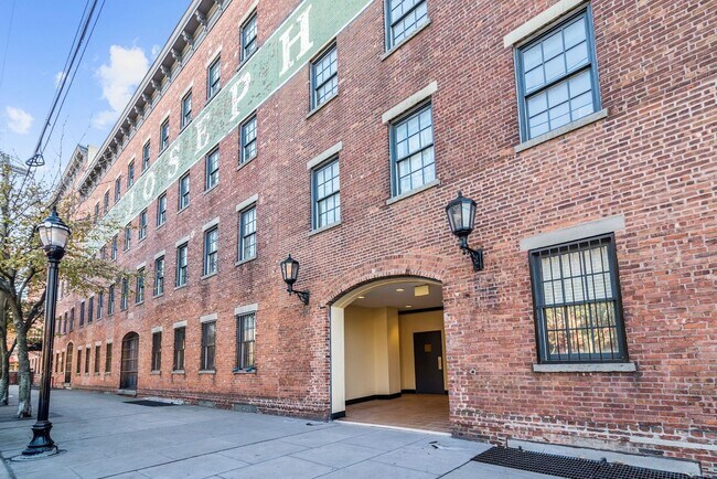 Building Photo - 227 Christopher Columbus Dr