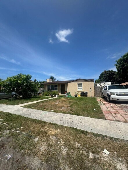 Building Photo - 2320 Cypress Rd