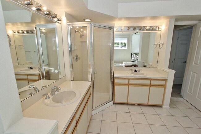 Building Photo - Premier End-Unit Condo in River Run