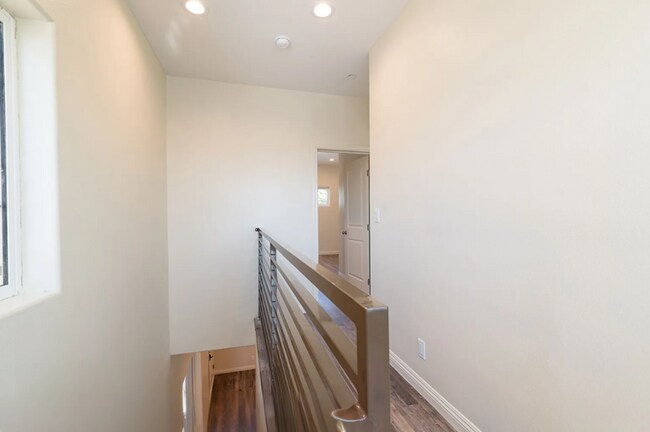 Building Photo - 3258 Dundas St