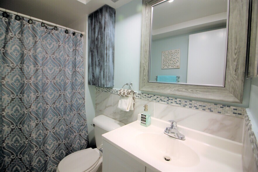 Ensuite Bathroom - 1433 S Belcher Rd