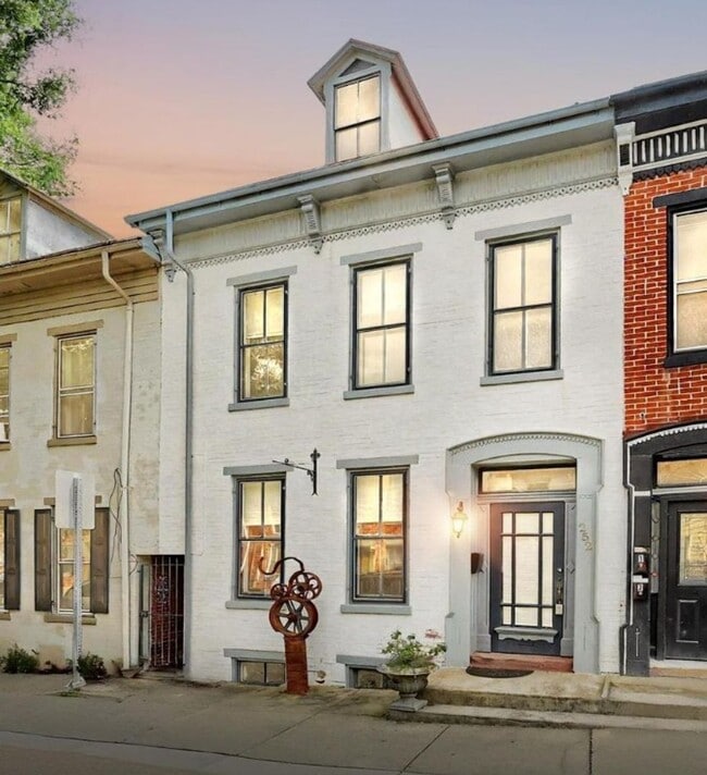 Building Photo - Beautiful 3 Bedroom, 1 Bath Colonial Home ...