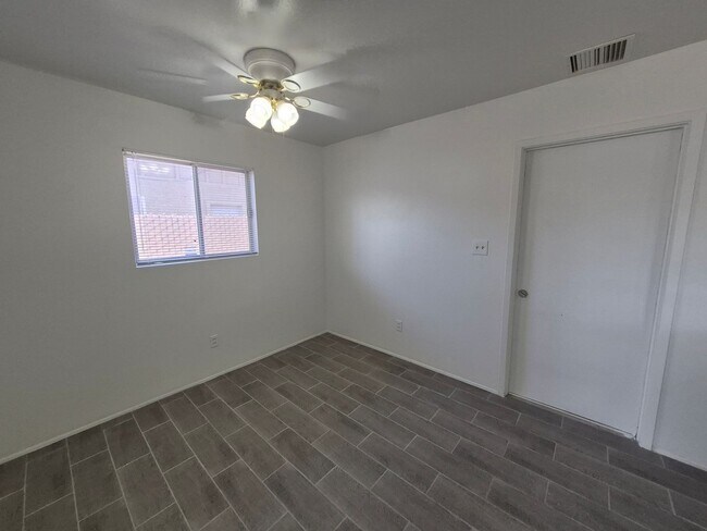 Building Photo - Large 4 Bed 2 Bath House