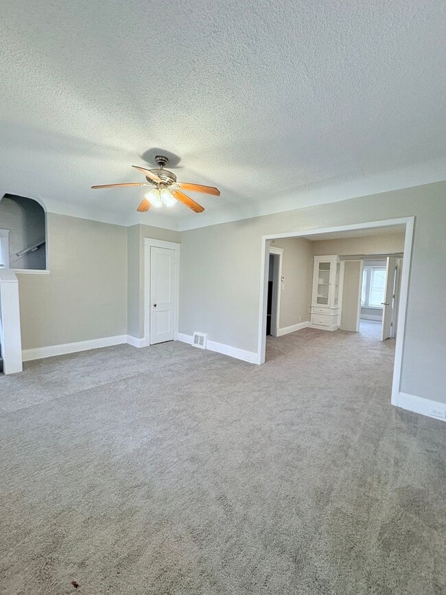 Building Photo - Charming 4-bedroom, 1-bathroom home located in the vibrant city of Cleveland