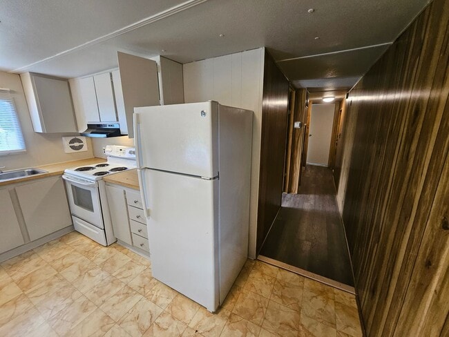 Building Photo - Charming 3BR/1BA in Eagle Creek – W/D, Yar...