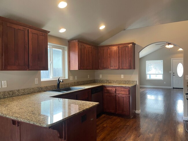 Building Photo - Beautiful 3 Bedroom 2 Bath Home Located in a Nice Medford Neighborhood