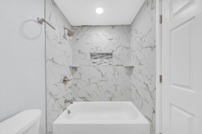 Building Photo - 826 Grand St