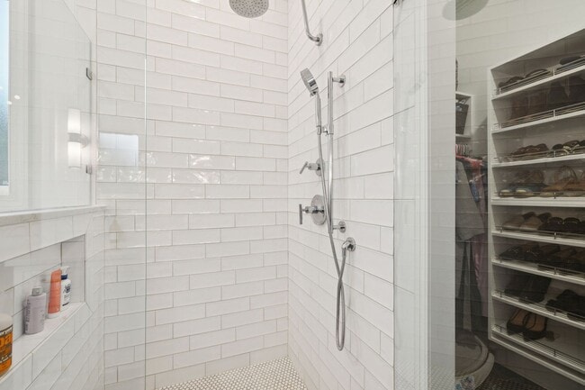 Building Photo - Luxury Executive Rental in Highlands of Ladd Park