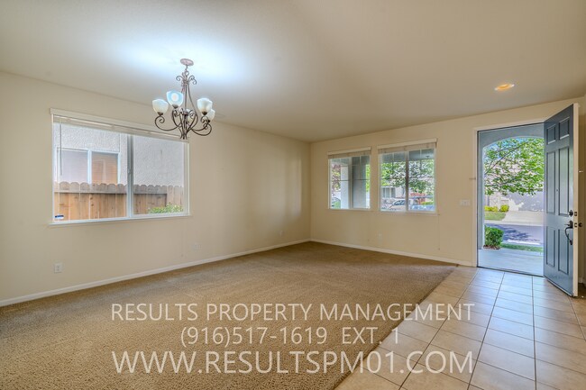 Building Photo - Spacious Lincoln 4 Bedroom 2.5 Bath w Club...