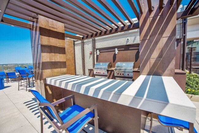 Rooftop grilling - 851 N Glebe Rd