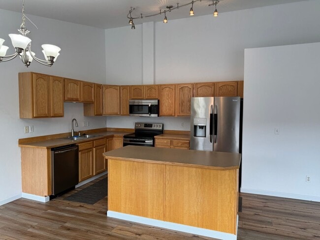 Building Photo - Beautifully updated 3 bed/2 bath townhome