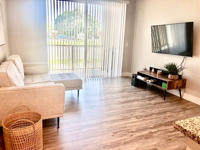 Living Room - 981 S Sable Blvd