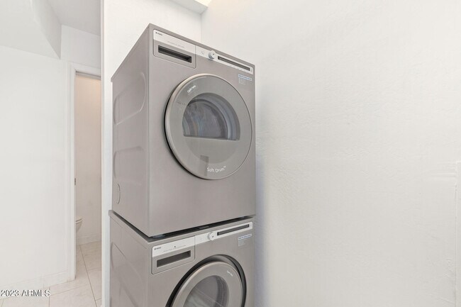 Building Photo - 4450 E Camelback Rd