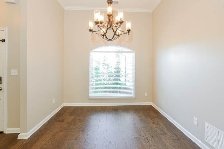 Building Photo - 3821 Dawnwood Cir W