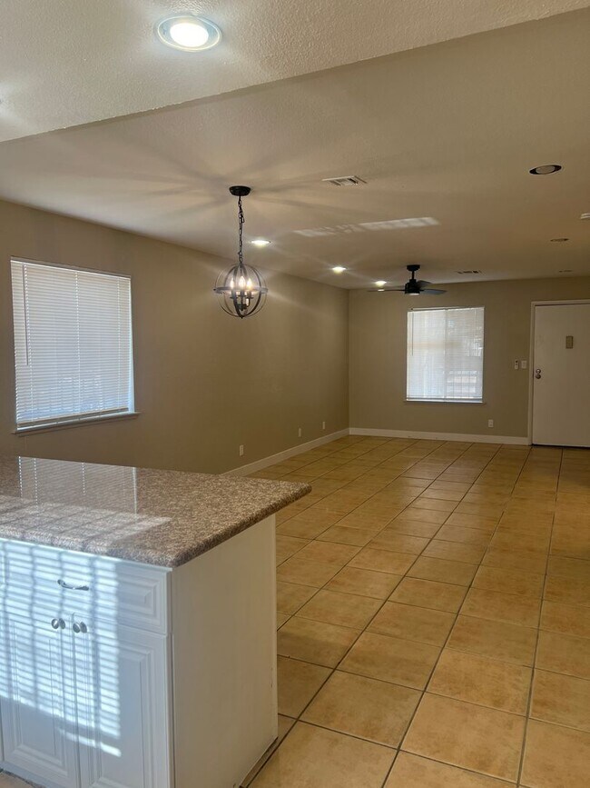 Building Photo - Beautiful Fully Rehabbed Ground Floor Loca...