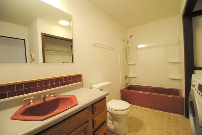 Building Photo - Huge 5 Bed / 3 Bath w/ 2 Car Garage