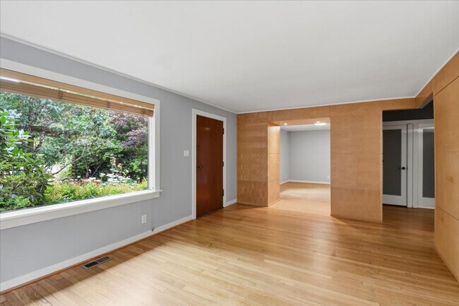 Building Photo - 2Bd/1Ba Seattle Home