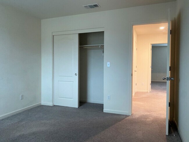 Building Photo - Spacious 4 bedroom/2 bath home waiting to ...