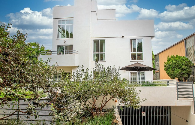Primary Photo - 1139 Yale St