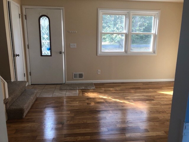 Living room looking at front wall - 2442 Westside Dr