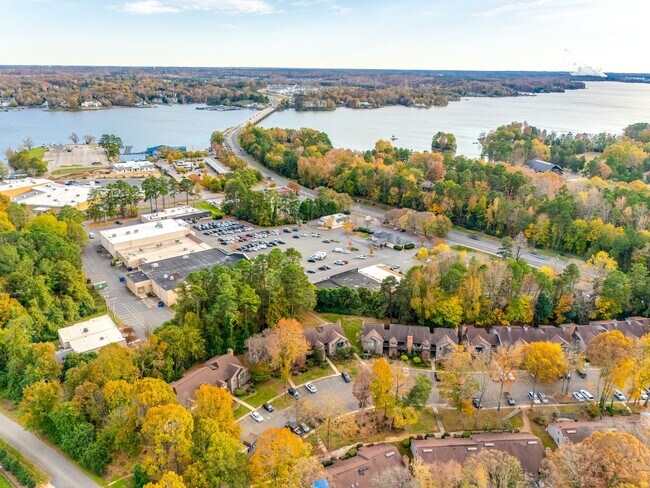 Building Photo - Beautifully remodeled one bedroom, one bath in Lake Wylie Woods!