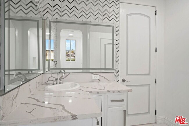 Building Photo - 5309 Louise Ave