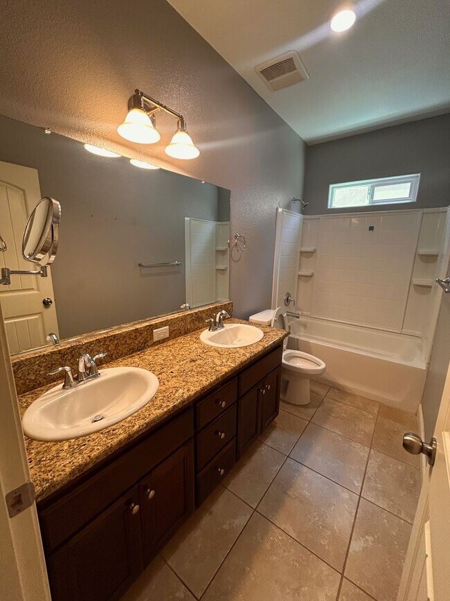 Building Photo - Beautiful home for rent in Visalia with a pool!