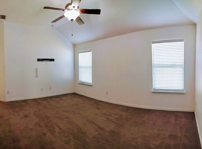 Building Photo - 1000 Farmhouse Dr