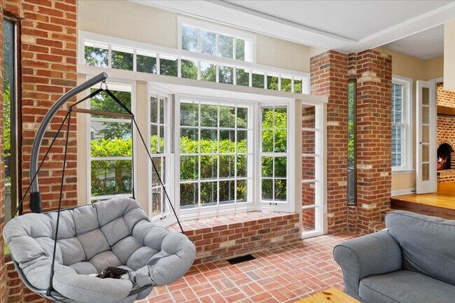 Building Photo - Spacious Home with Fenced Yard Exclusive Access to Hethwood Amenities