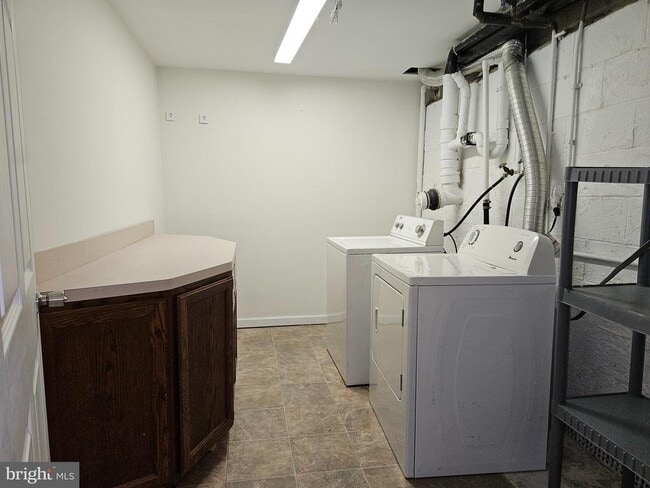 Building Photo - 284 Oakwood Village Ct
