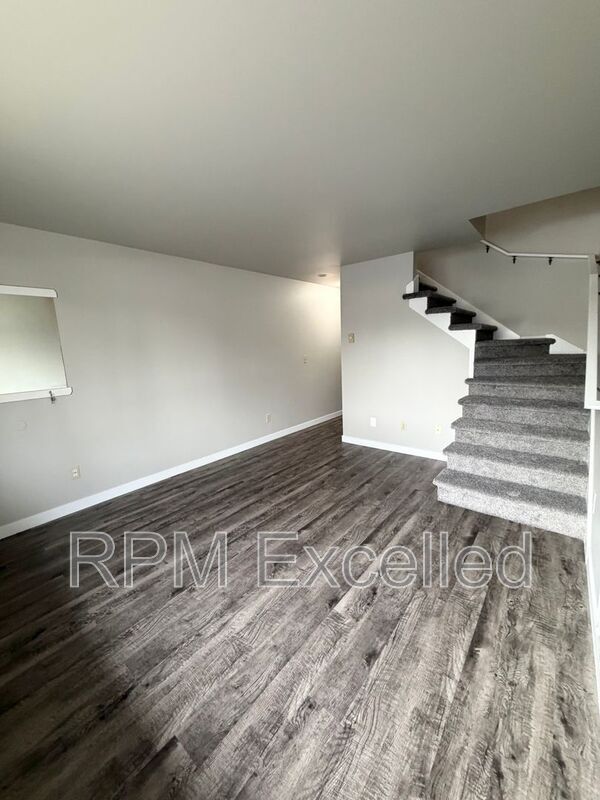 Building Photo - 634 M St NE