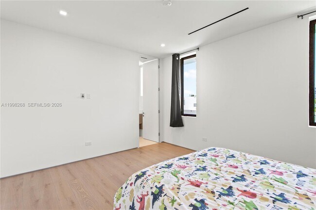 Building Photo - 922 NE 78th St